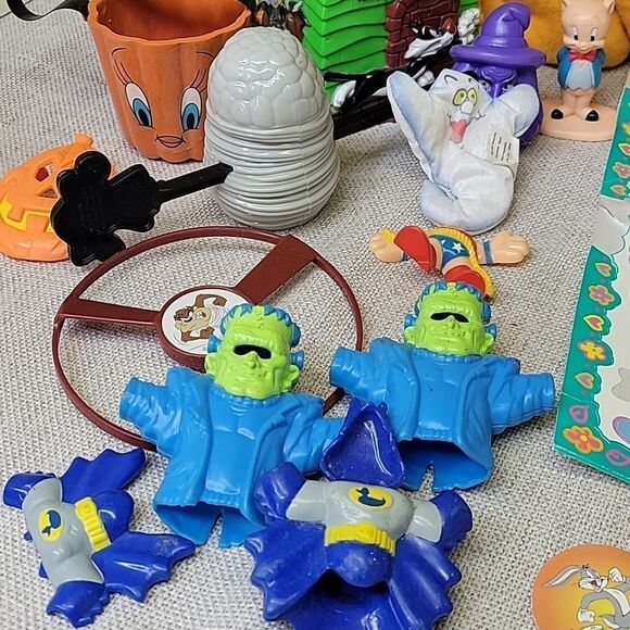 Looney Toon Bundle Of Misc Toys, Vhs, Dvd - Picture 6 of 11